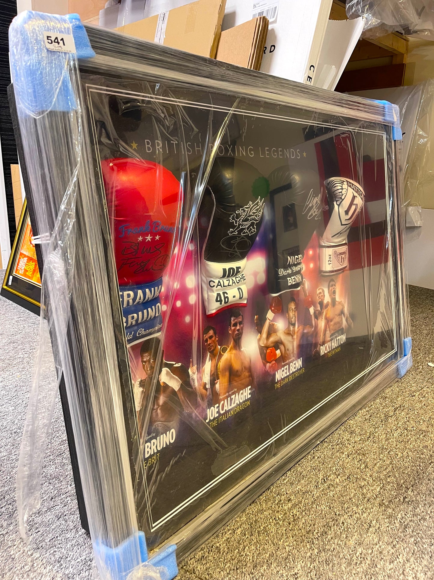 FORMER WORLD BOXING CHAMPIONS HAND SIGNED GLOVE PRESENTATION WITH COA