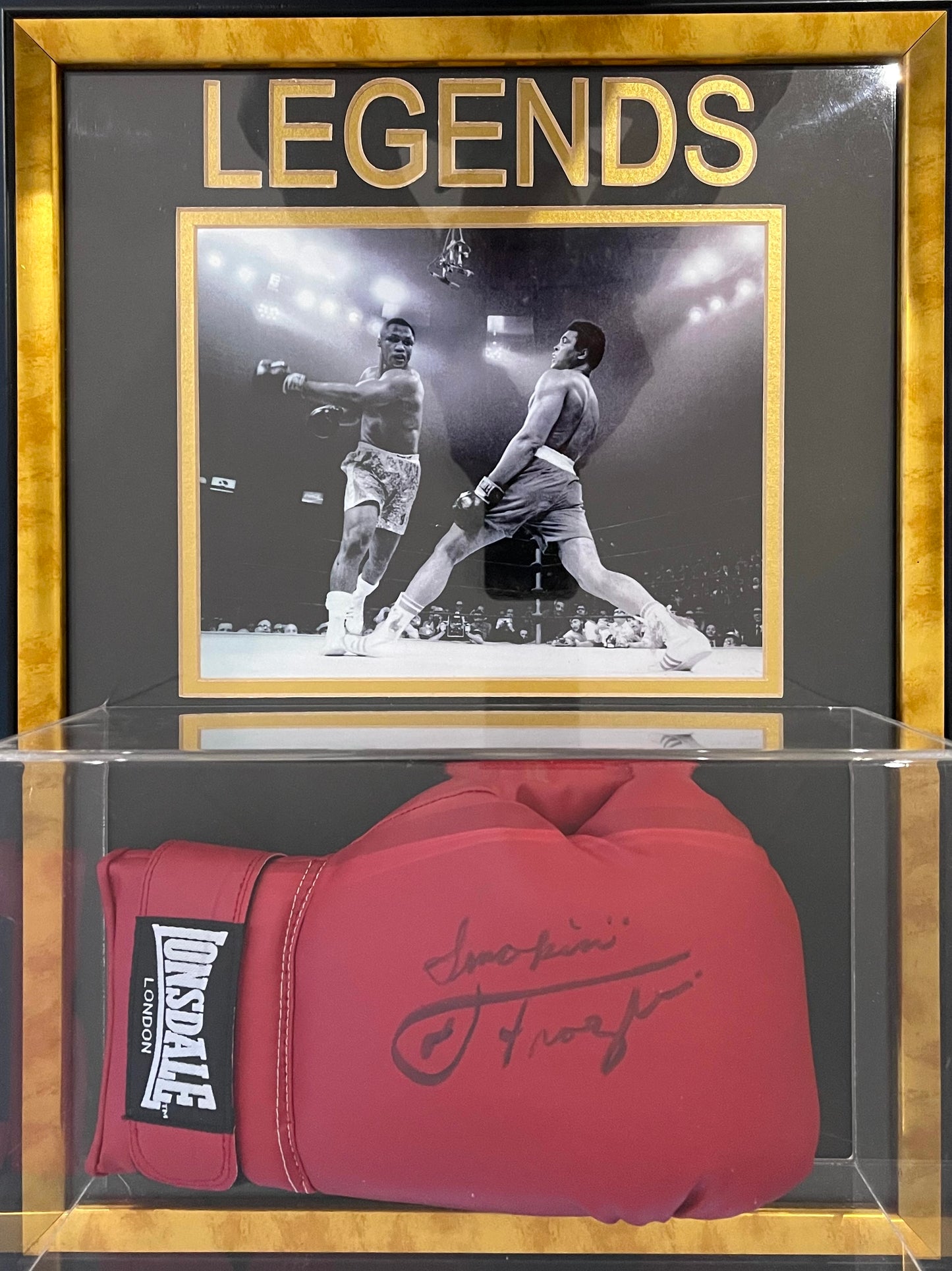 SMOKIN JOE FRAZIER FORMER WORLD BOXING CHAMPION HAND SIGNED GLOVE PRESENTATION WITH COA