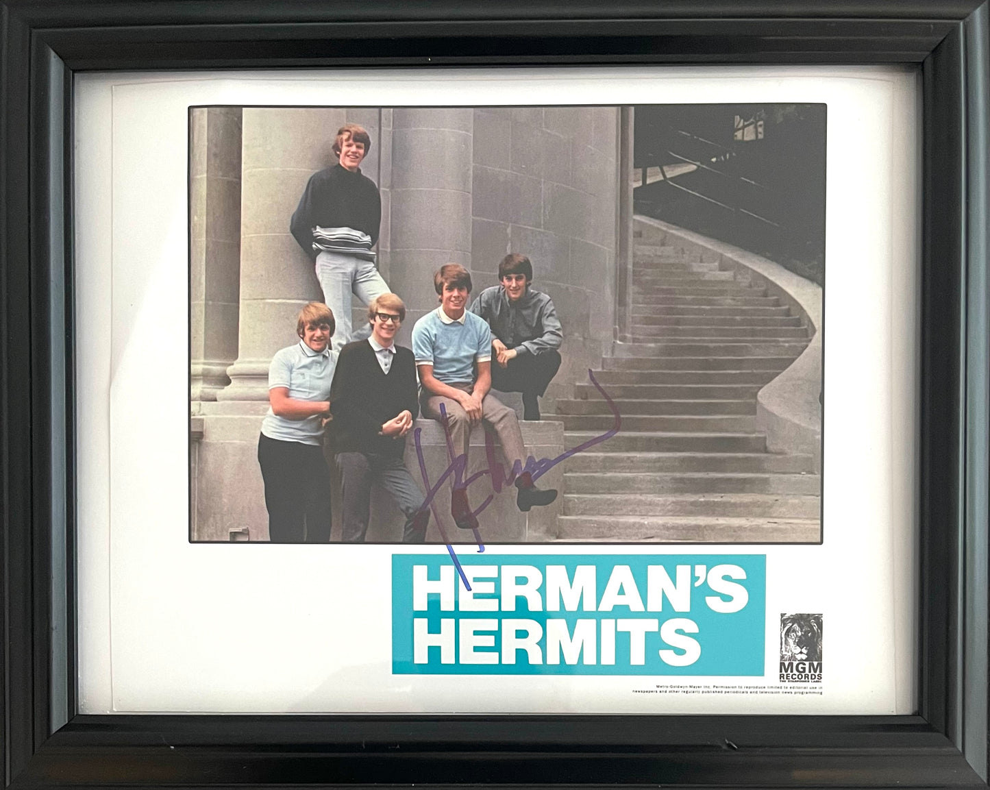 PETER NOONE, HERMANS HERMITS, HAND SIGNED PHOTO WITH AFTAL COA