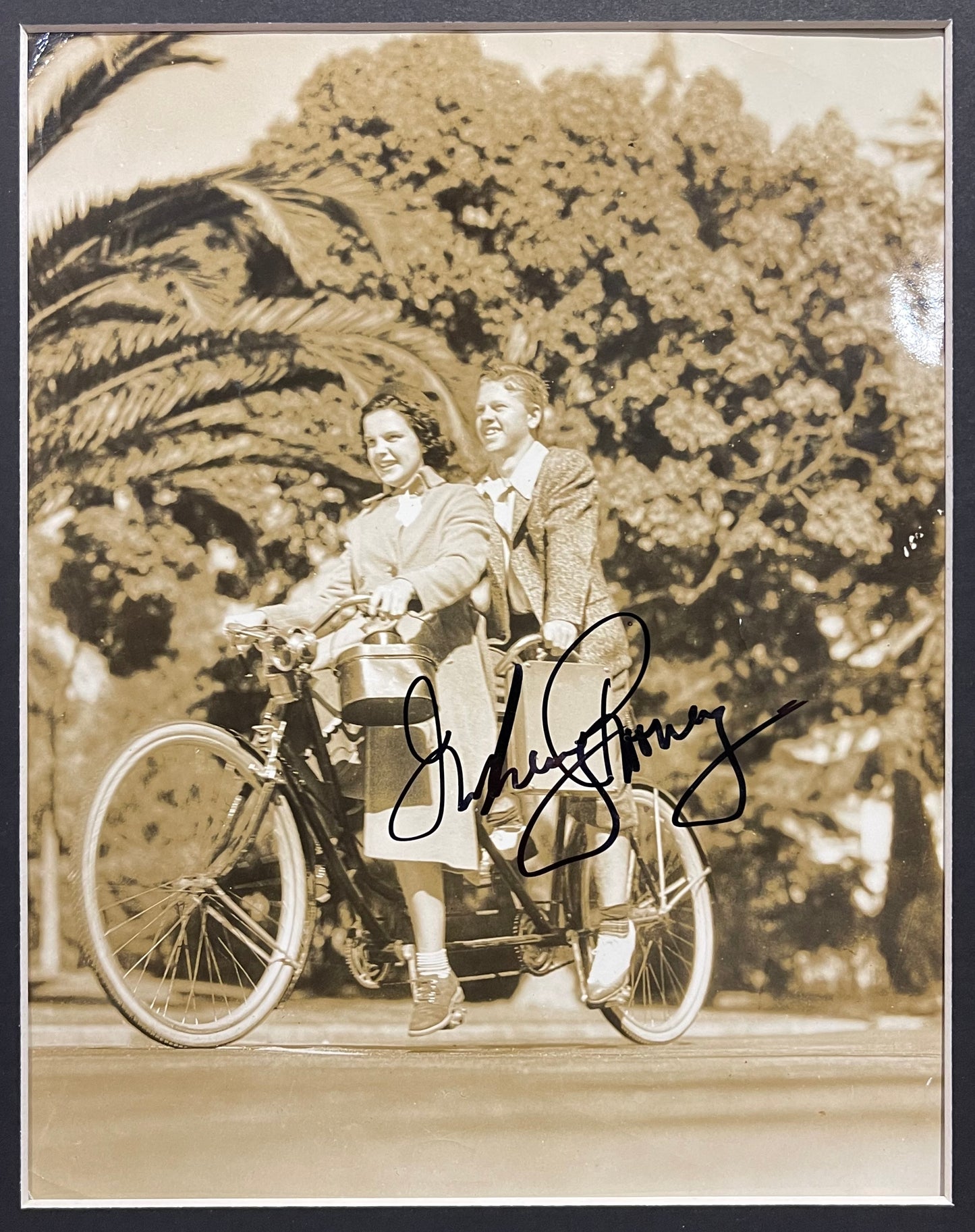 MICKEY ROONEY HAND SIGNED PUBLICITY PHOTO (10' INCH X 8' INCH) FRAMED WITH AFTAL COA