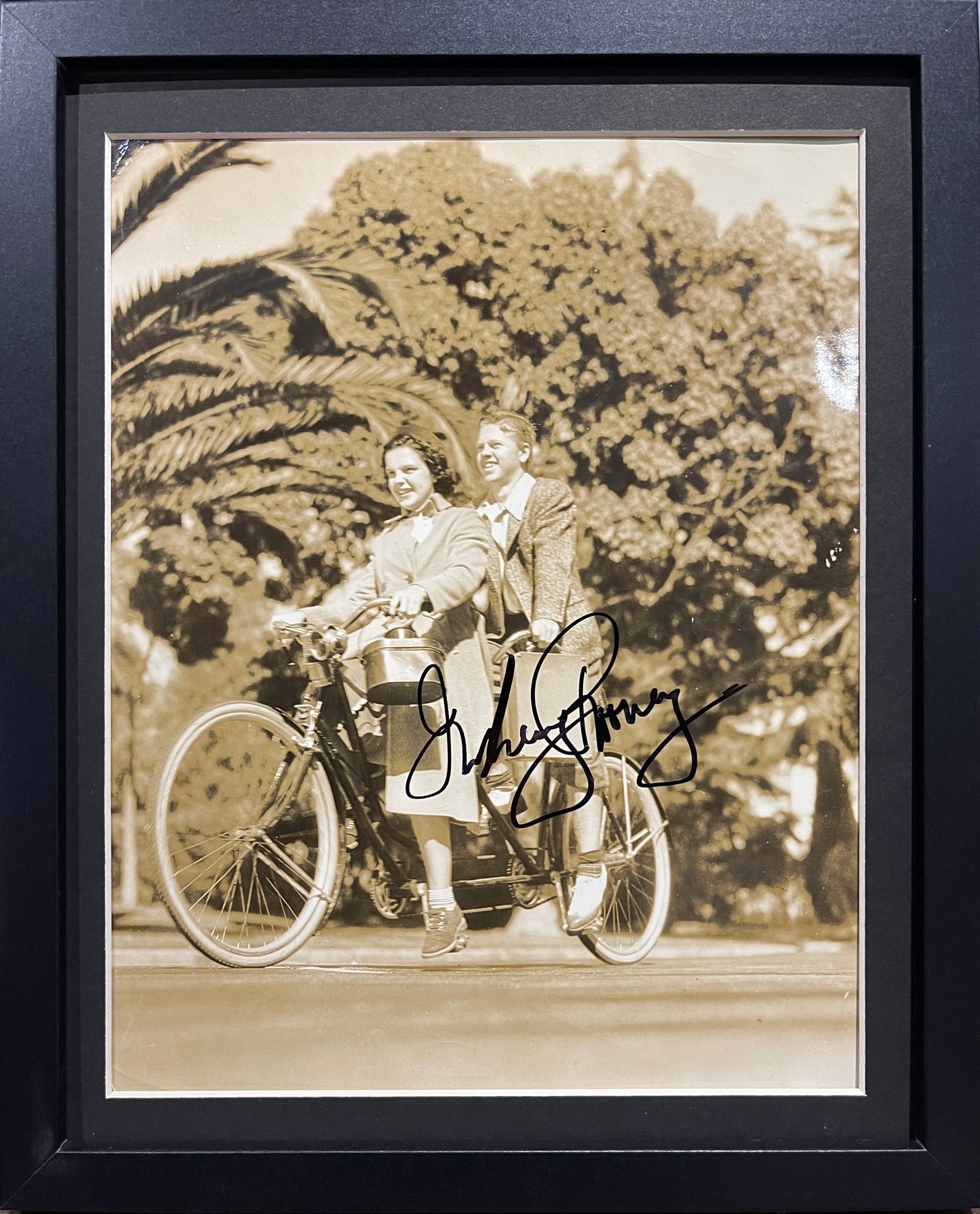 MICKEY ROONEY HAND SIGNED PUBLICITY PHOTO (10' INCH X 8' INCH) FRAMED WITH AFTAL COA