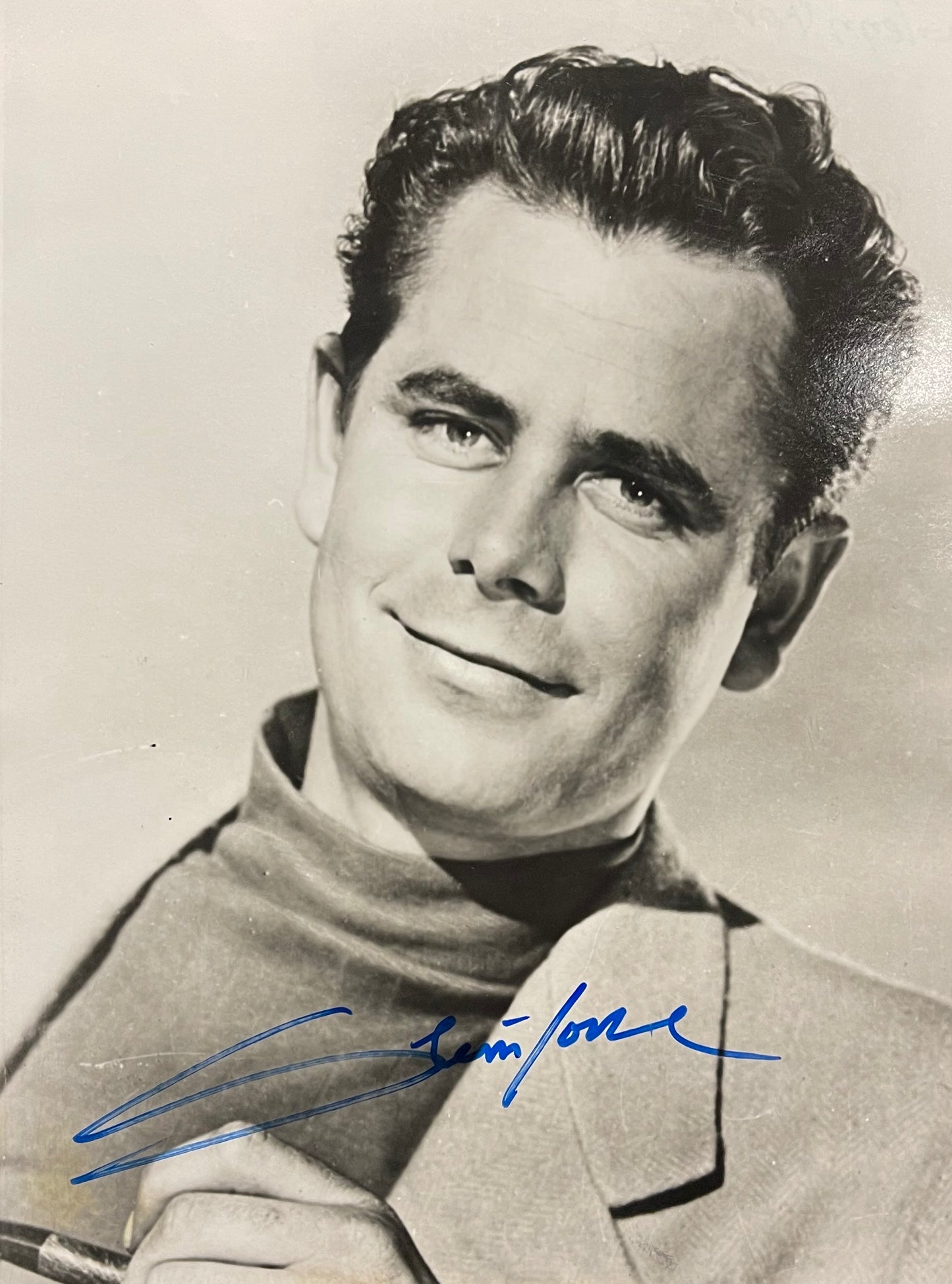 GLENN FORD HAND SIGNED PUBLICITY PHOTO (10' INCH X 8' INCH) FRAMED WITH AFTAL COA