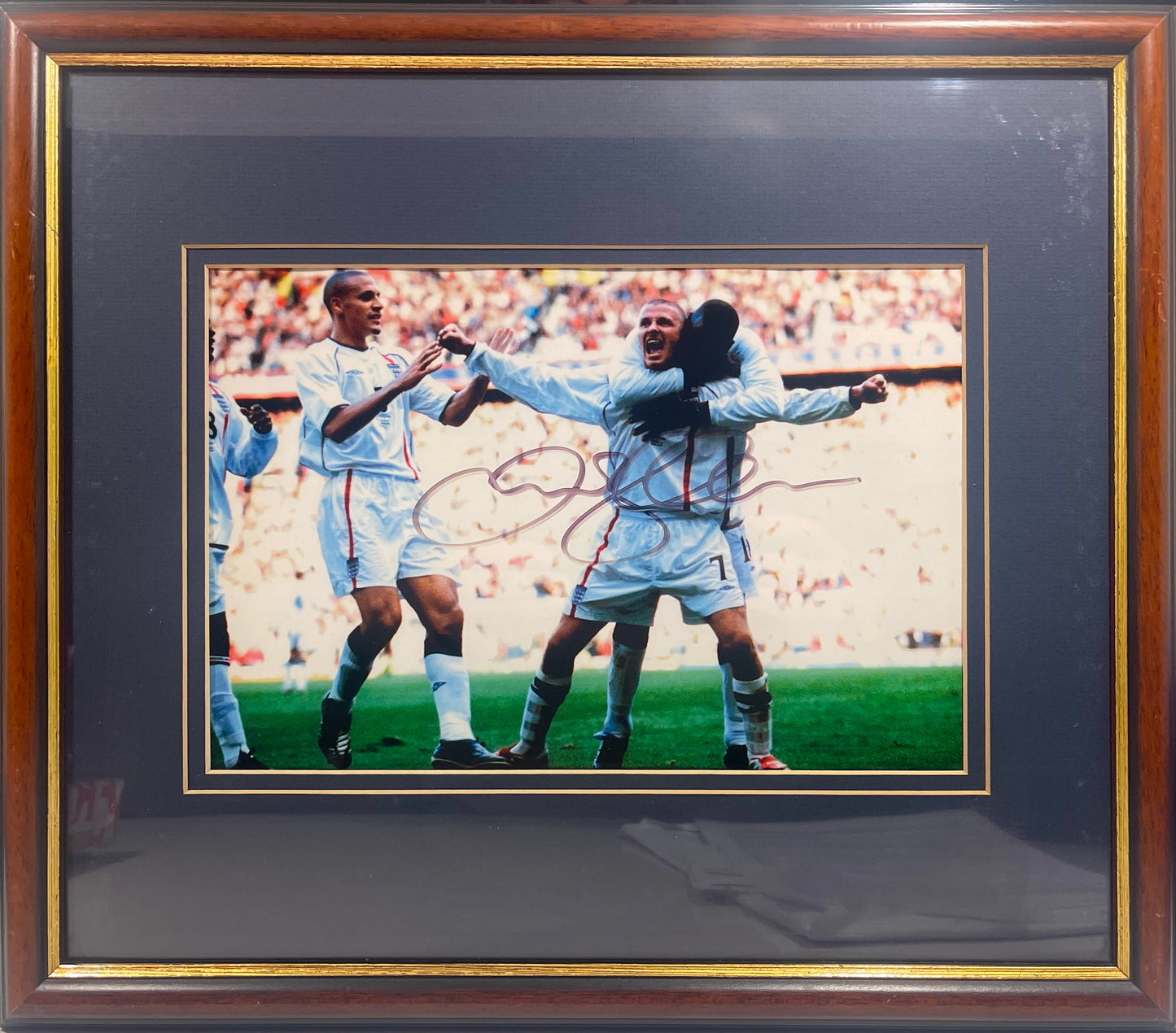 DAVID BECKHAM MANCHESTER UNITED ENGLAND LEGEND HAND SIGNED FRAMED PHOTO