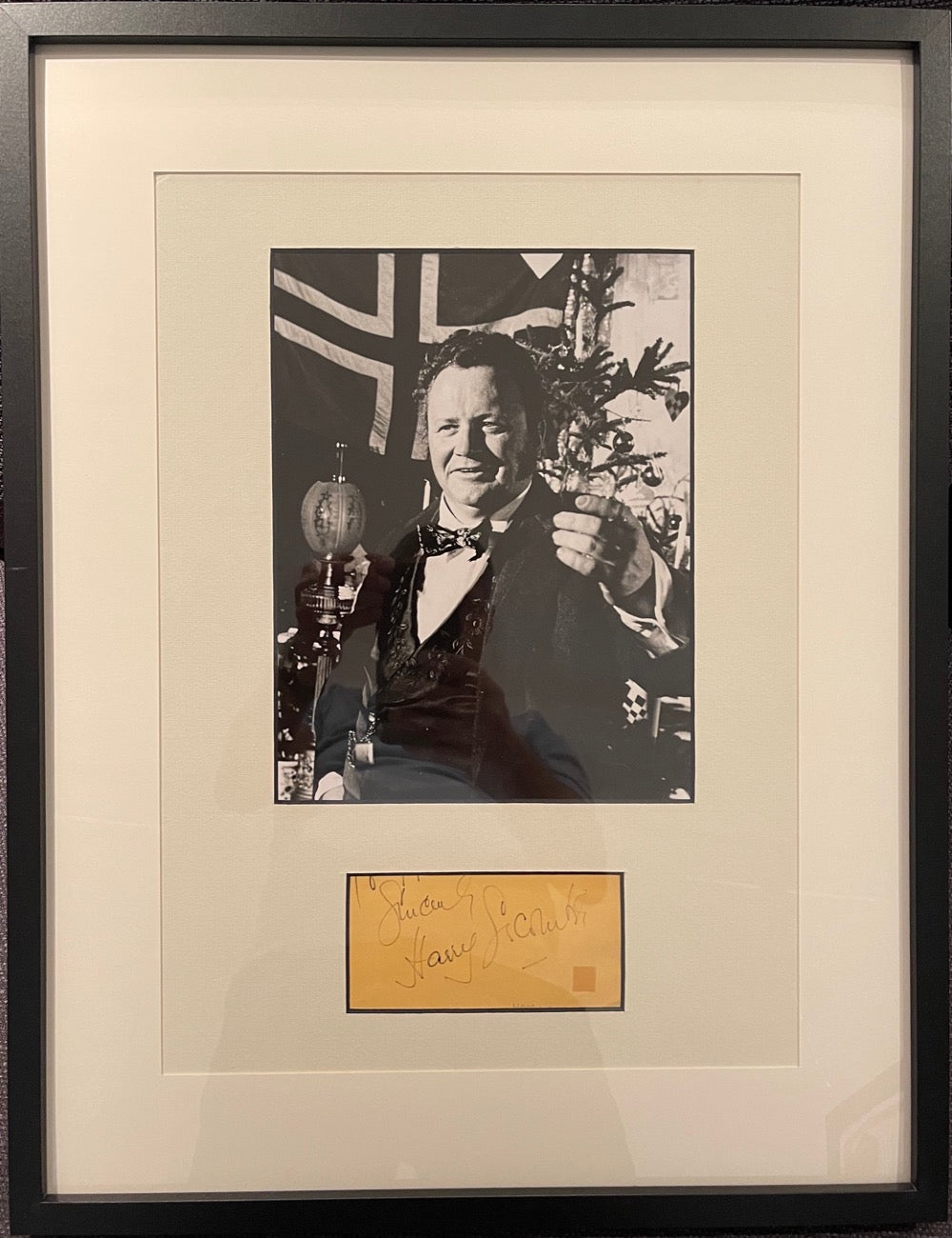 SIR HARRY SECOMBE HAND SIGNED FRAMED AND MOUNTED CARD WITH PHOTO