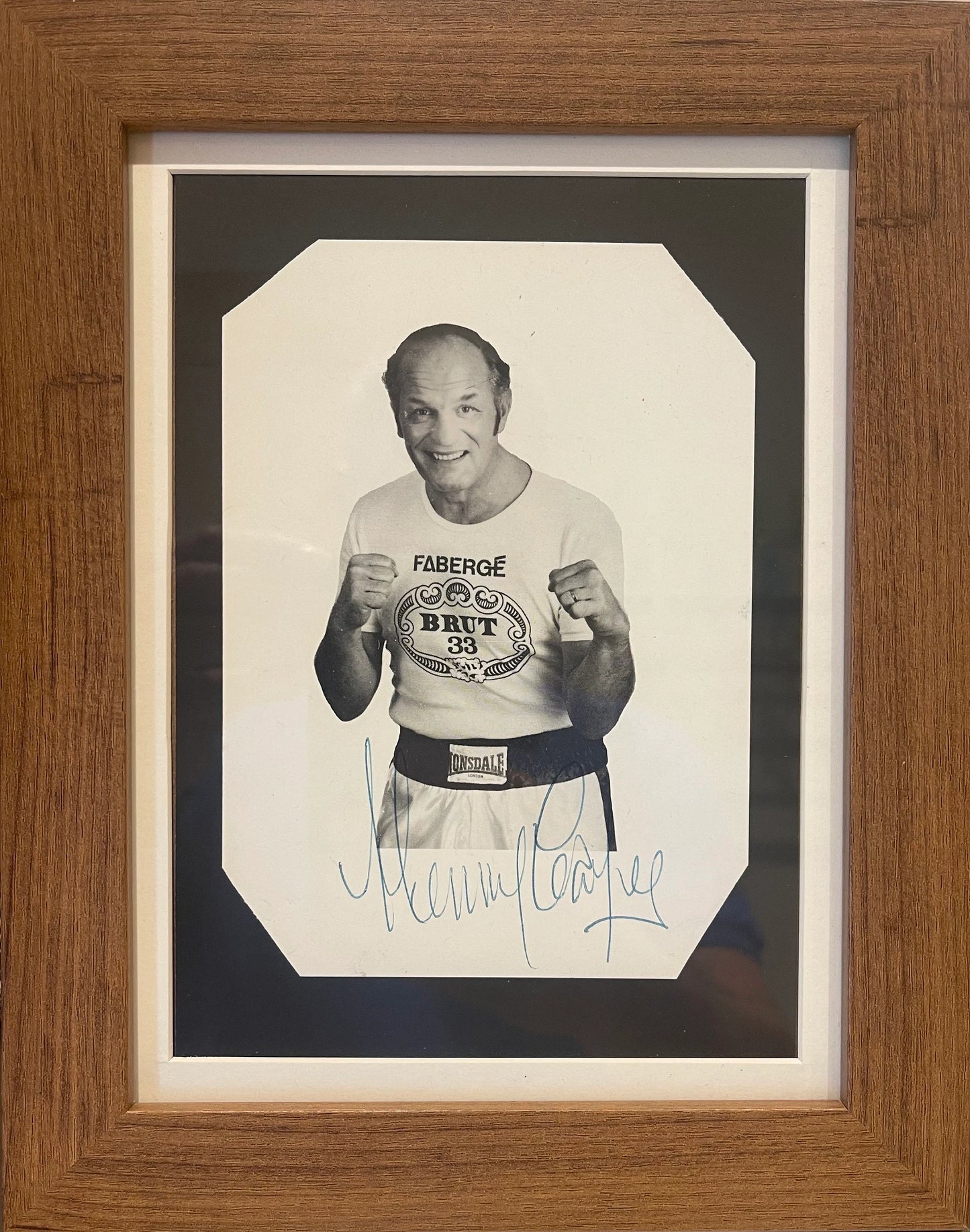 HENRY COOPER, FORMER HEAVYWEIGHT BOXING CHAMPION, HAND SIGNED PHOTO WITH COA