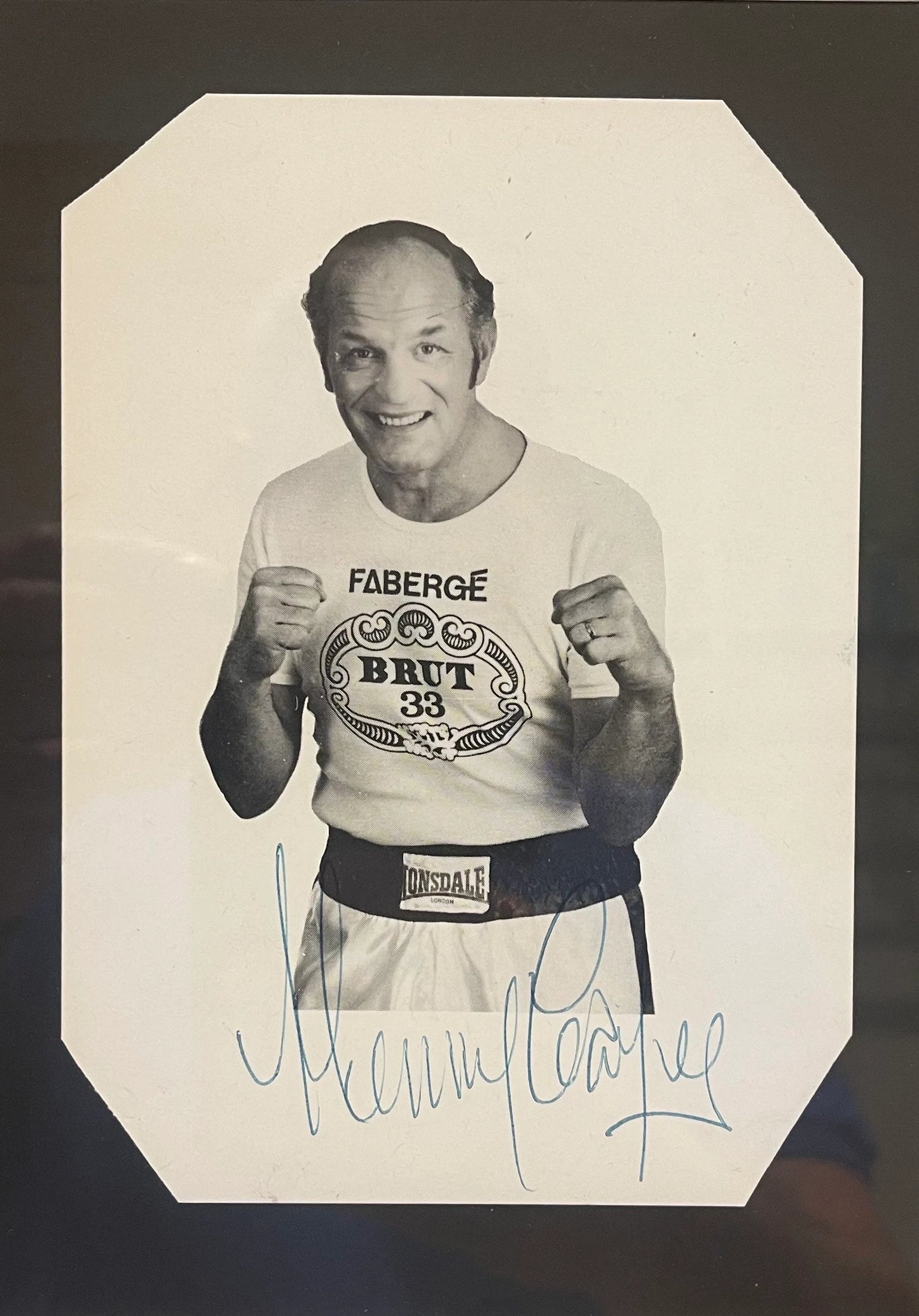 HENRY COOPER, FORMER HEAVYWEIGHT BOXING CHAMPION, HAND SIGNED PHOTO WITH COA