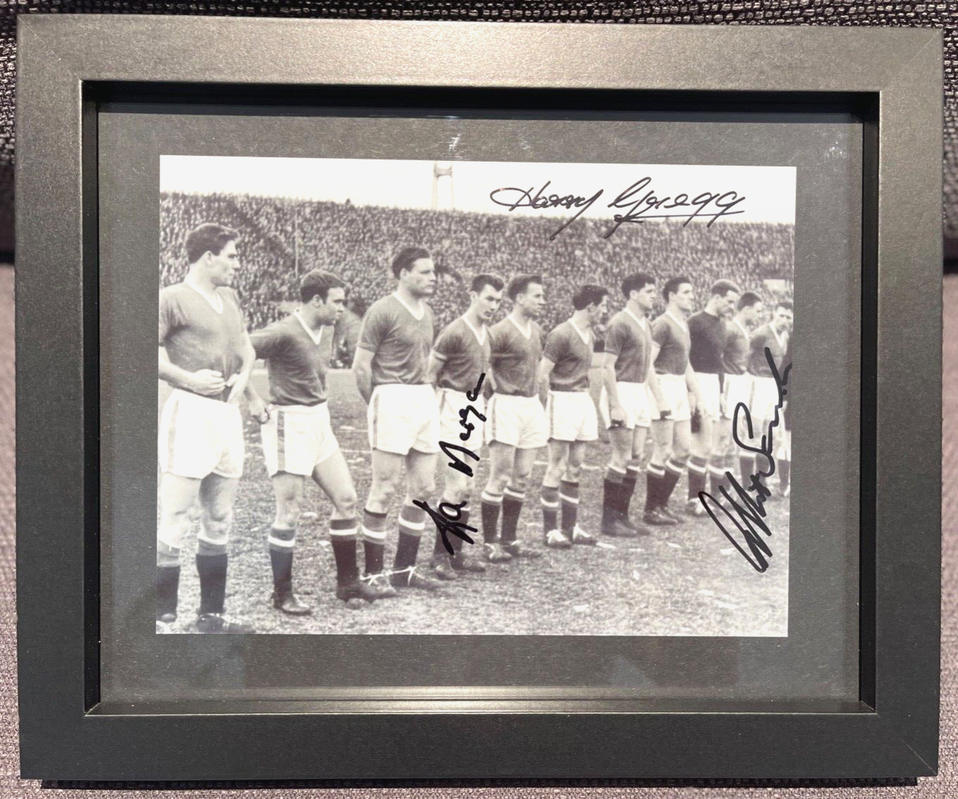 MANCHESTER UNITED 1958 MULTI HAND SIGNED POST-MUNICH PHOTO WITH COA