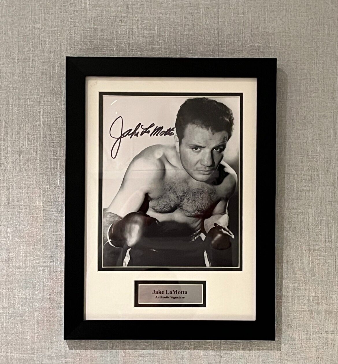 JAKE LAMOTTA RAGING BULL FORMER WORLD BOXING CHAMPION HAND SIGNED PHOTO WITH COA