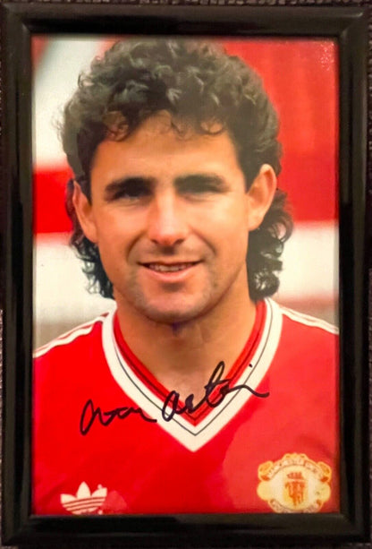 ARTHUR ALBISTON MANCHESTER UNITED HAND SIGNED FRAMED PHOTO WITH COA