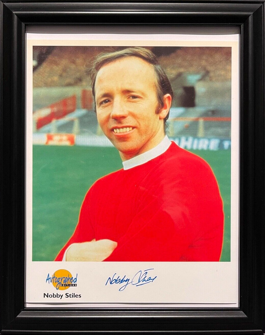 NOBBY STILES - MANCHESTER UNITED AND ENGLAND HAND SIGNED FRAMED PHOTO WITH COA