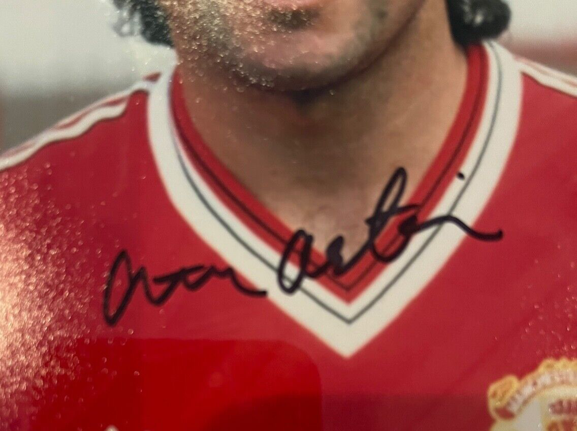 ARTHUR ALBISTON MANCHESTER UNITED HAND SIGNED FRAMED PHOTO WITH COA