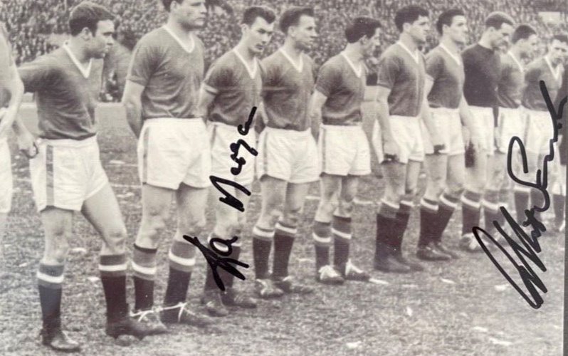 MANCHESTER UNITED 1958 MULTI HAND SIGNED POST-MUNICH PHOTO WITH COA