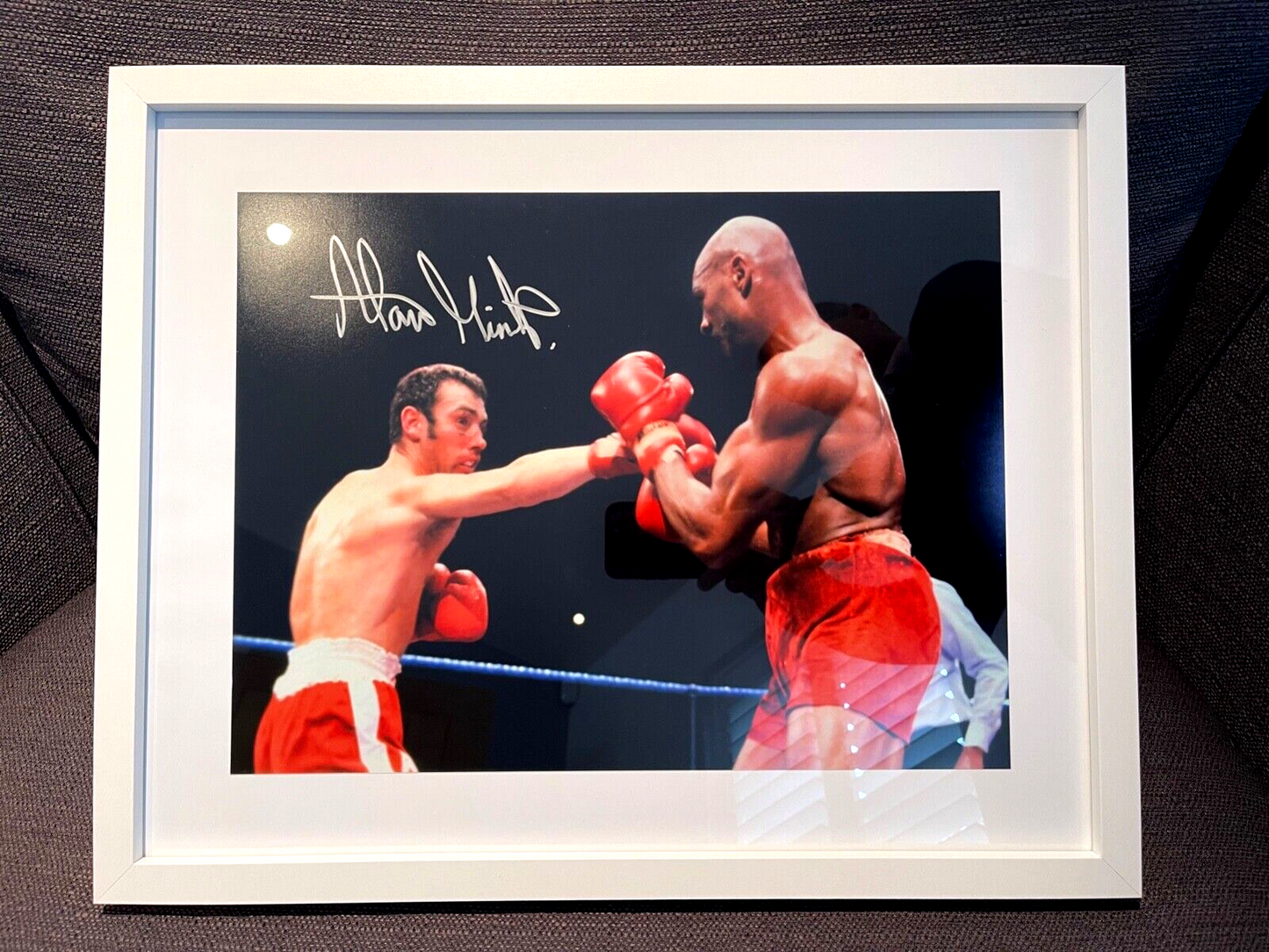 ALAN MINTER FORMER WORLD BOXING CHAMPION HAND SIGNED PHOTO WITH AFTAL COA