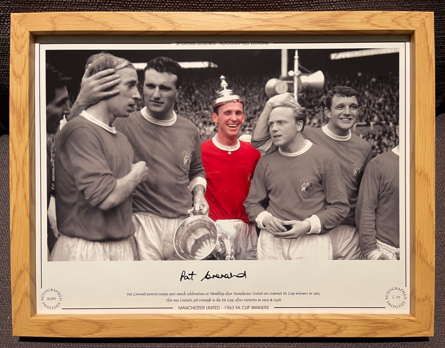 PAT CRERAND MANCHESTER UNITED LEGEND HAND SIGNED PHOTO WITH COA